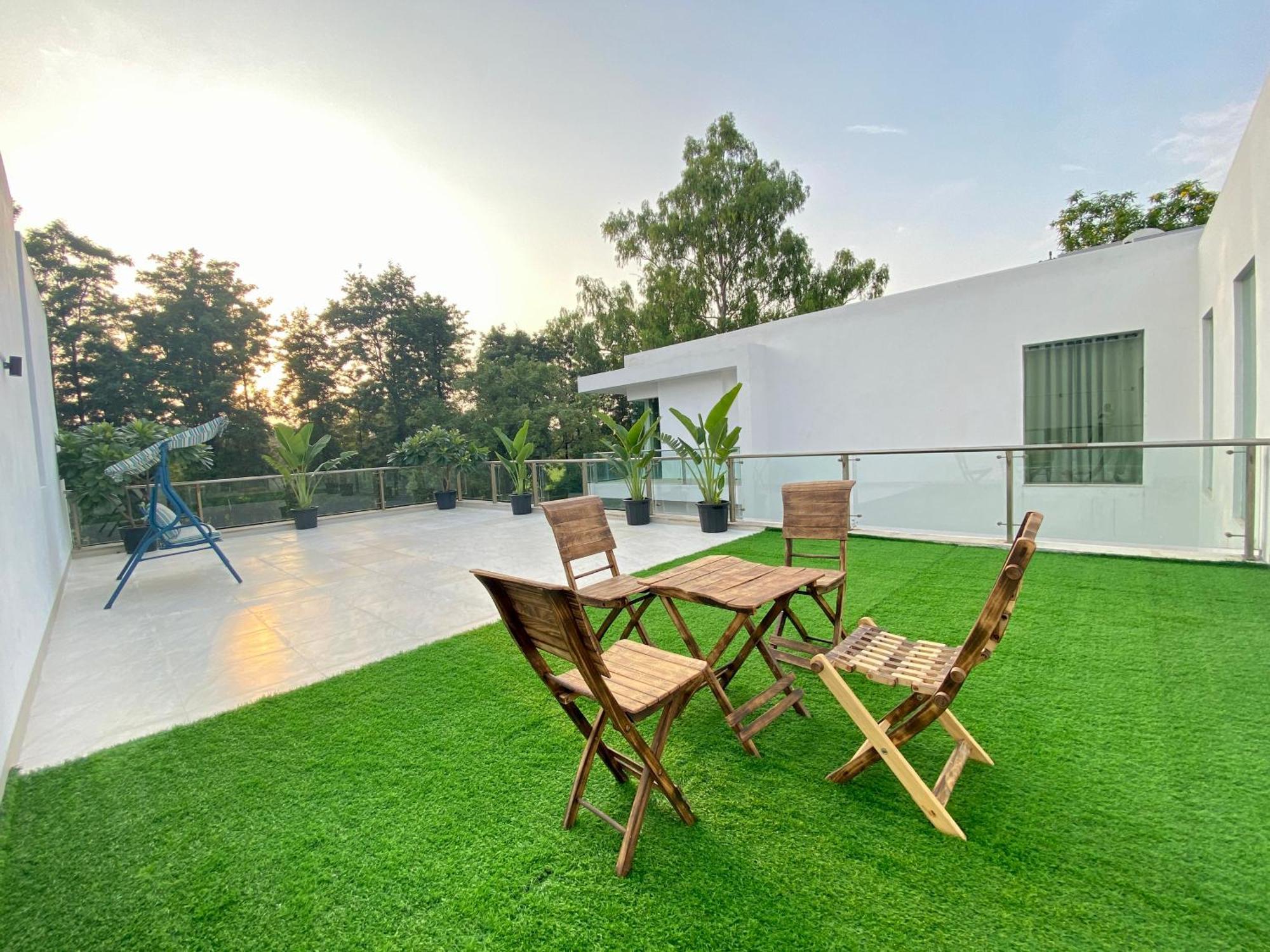 Karma Lakelands, Gurugram Гургаон Екстериор снимка